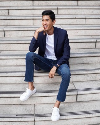 Какие низкие кеды носить с темно-синим пиджаком мужчине