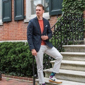 Какие низкие кеды носить с темно-синим пиджаком мужчине