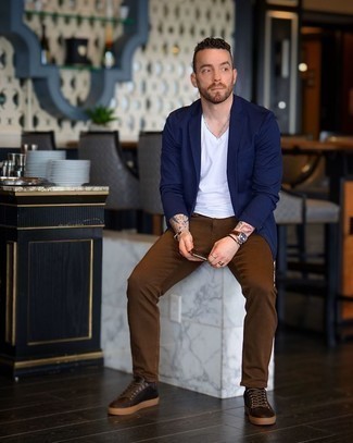 Какие низкие кеды носить с темно-синим пиджаком мужчине