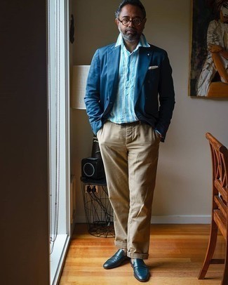 Как носить темно-синий пиджак с темно-синими кожаными лоферами мужчине