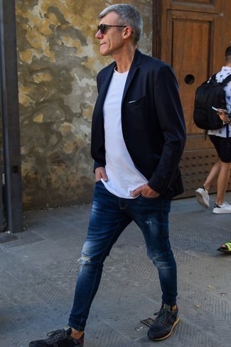 Как носить темно-синий пиджак с темно-синими рваными джинсами мужчине