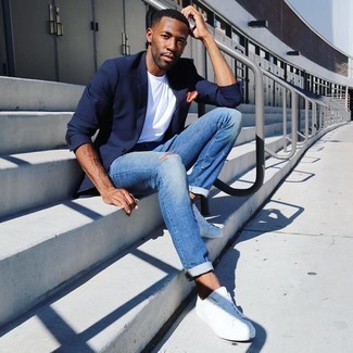 Как носить темно-синий пиджак с темно-синими рваными джинсами мужчине