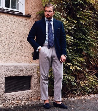 Как носить темно-синий пиджак с темно-синими замшевыми лоферами мужчине