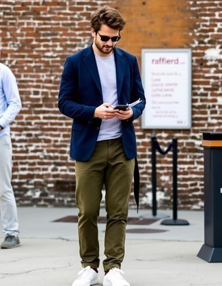 Как носить темно-синий пиджак с оливковыми брюками чинос