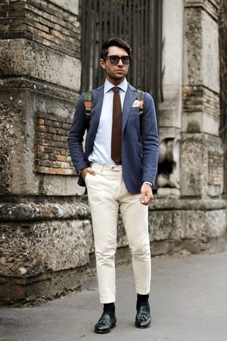Как носить темно-синий пиджак с оливковыми кожаными лоферами мужчине
