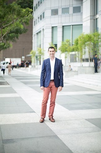 Как носить темно-синий пиджак с розовыми брюками чинос