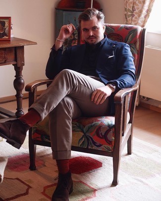 Какие свитеры с воротником поло носить с темно-синим пиджаком мужчине