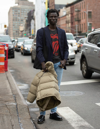 Какие куртки-пуховики носить с темно-синим пиджаком мужчине