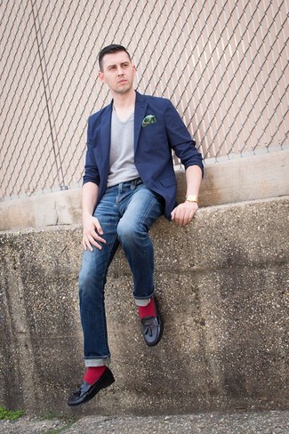 Какие зауженные джинсы носить с темно-синим пиджаком мужчине