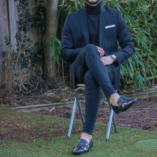 Какие зауженные джинсы носить с темно-синим пиджаком мужчине