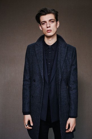 Какие зауженные джинсы носить с темно-синим пиджаком мужчине