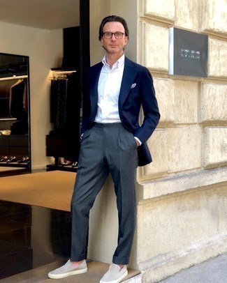 Какие слипоны носить с темно-синим пиджаком мужчине