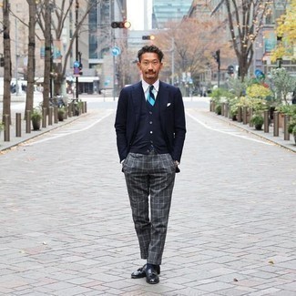 Какие трикотажные жилеты носить с темно-синим пиджаком мужчине