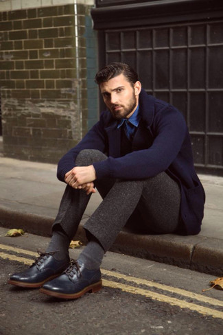 Какие трикотажные жилеты носить с темно-синим пиджаком мужчине