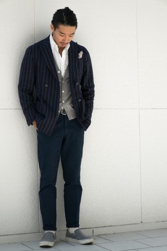 Какие трикотажные жилеты носить с темно-синим пиджаком мужчине