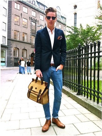 Как носить темно-синий пиджак с светло-коричневыми кожаными повседневными ботинками мужчине
