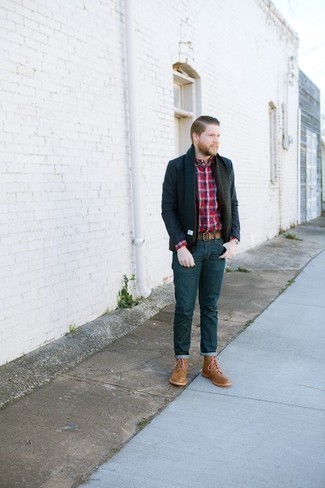 Как носить темно-синий пиджак с светло-коричневыми кожаными повседневными ботинками мужчине