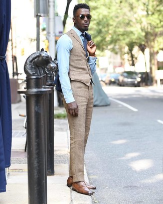 Как носить темно-синий пиджак с светло-коричневыми кожаными лоферами мужчине