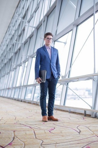 Как носить темно-синий пиджак с светло-коричневыми кожаными лоферами мужчине