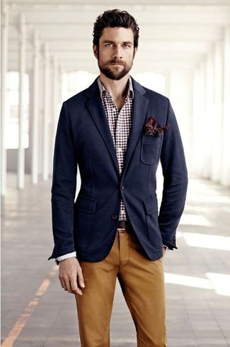 Как носить темно-синий пиджак с табачными брюками чинос
