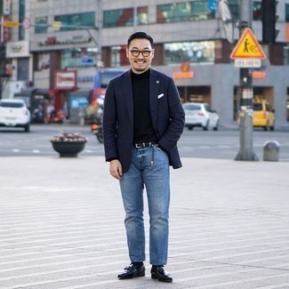 Какие водолазки носить с темно-синим пиджаком мужчине