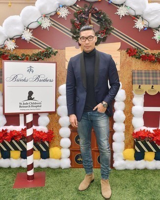 Какие водолазки носить с темно-синим пиджаком мужчине