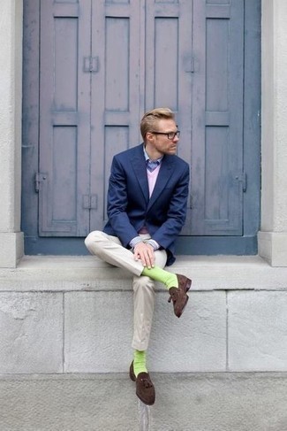 Какие свитера с v-образным вырезом носить с темно-синим пиджаком мужчине