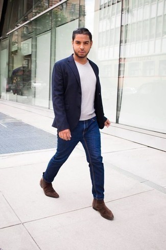 Какие футболки с v-образным вырезом носить с темно-синим пиджаком мужчине