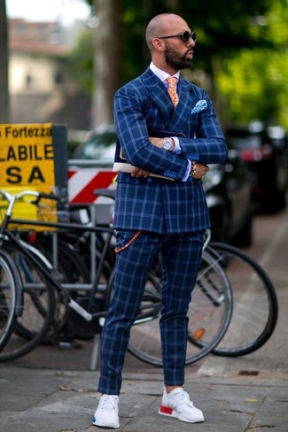 Как носить темно-синий пиджак с белыми кроссовками мужчине