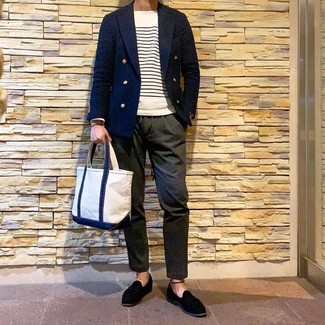 Как носить темно-синий пиджак с белым свитером с круглым вырезом мужчине