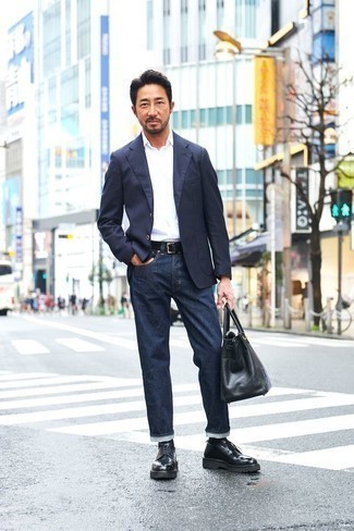 Как носить темно-синий пиджак с белым свитером с круглым вырезом мужчине