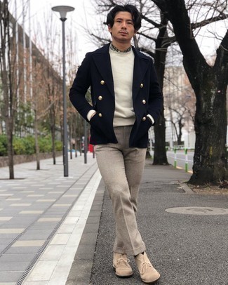 Как носить темно-синий пиджак с белым свитером с круглым вырезом мужчине