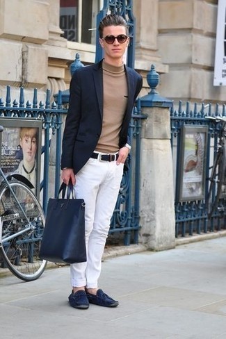 Как носить темно-синий пиджак с белыми джинсами мужчине