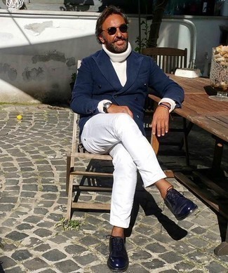 Как носить темно-синий пиджак с белыми джинсами мужчине