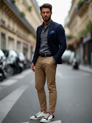 Как носить темно-синий пиджак с белыми низкими кедами мужчине