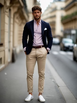 Как носить темно-синий пиджак с белыми низкими кедами мужчине