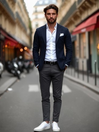 Как носить темно-синий пиджак с белыми низкими кедами мужчине