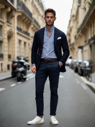 Как носить темно-синий пиджак с белыми низкими кедами мужчине