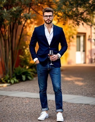 Как носить темно-синий пиджак с белыми низкими кедами мужчине