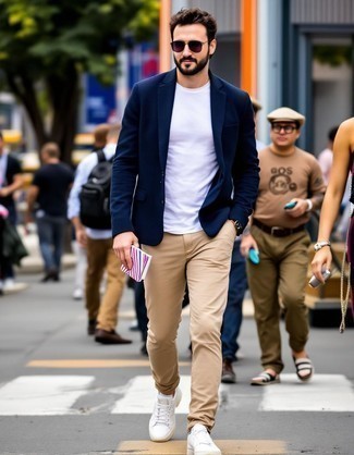 Как носить темно-синий пиджак с белыми низкими кедами мужчине