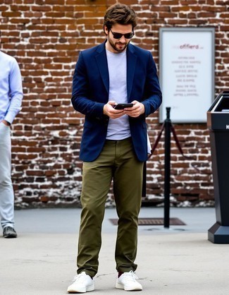 Как носить темно-синий пиджак с белыми низкими кедами мужчине