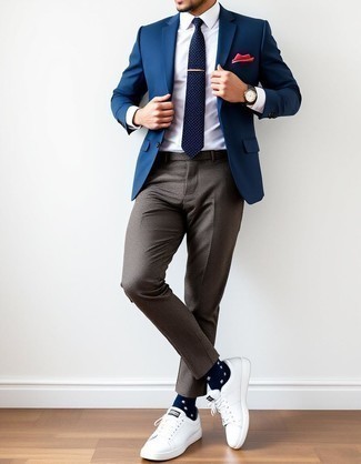 Как носить темно-синий пиджак с белыми низкими кедами мужчине