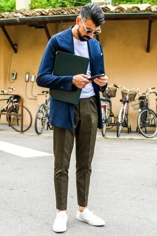 Как носить темно-синий пиджак с белыми низкими кедами мужчине