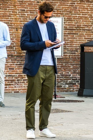 Как носить темно-синий пиджак с белыми низкими кедами мужчине