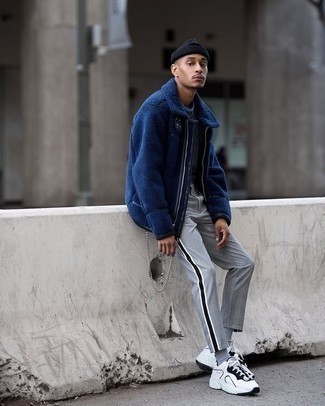 Какие кроссовки носить с темно-синим бомбером мужчине