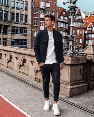 Какие кроссовки носить с темно-синим бомбером мужчине