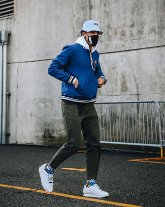 Какие кроссовки носить с темно-синим бомбером мужчине