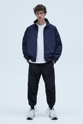 Какие кроссовки носить с темно-синим бомбером мужчине