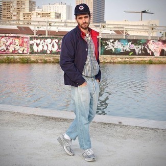 Какие кроссовки носить с темно-синим бомбером мужчине