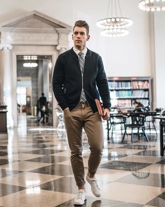 Как носить темно-синий бомбер с бежевыми джинсами мужчине